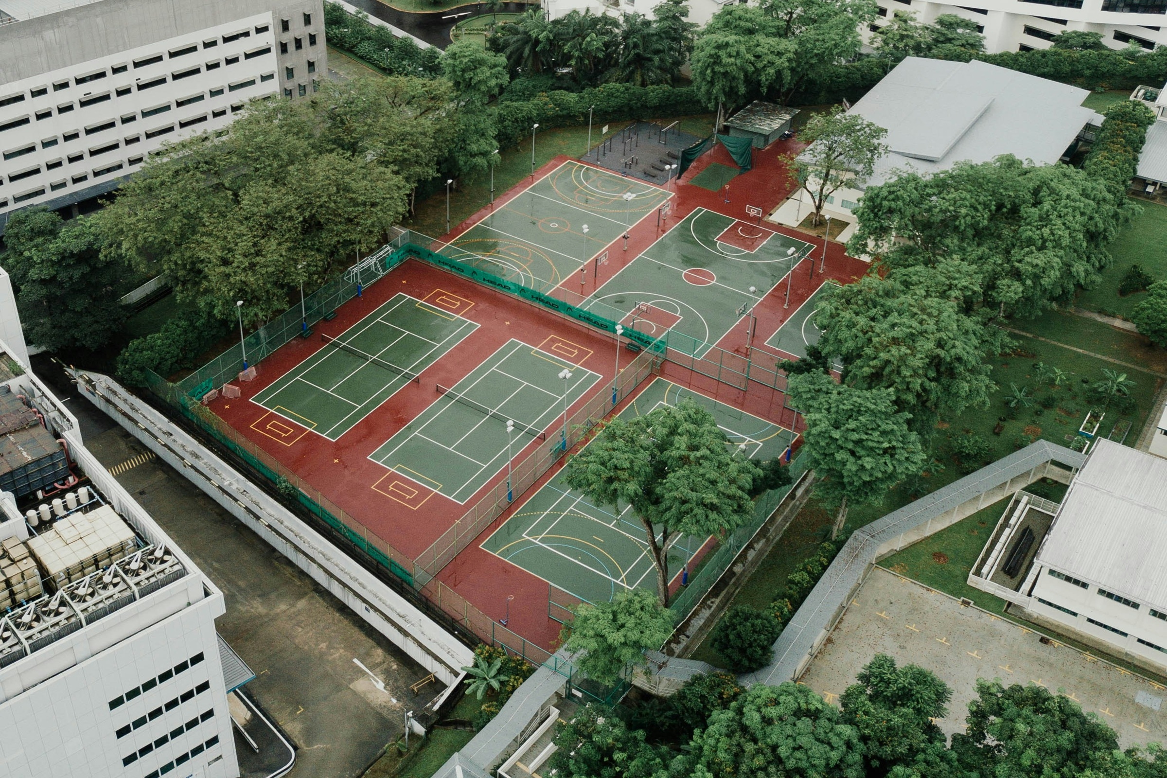 terrain multisports basketball tennis Afrique de l’Ouest